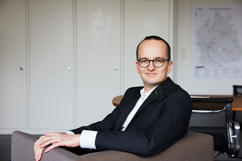 Regieren mit naturwissenschaftlichen Lösungsansätzen: Martin Neukom in seinem Büro in der Zürcher Baudirektion.