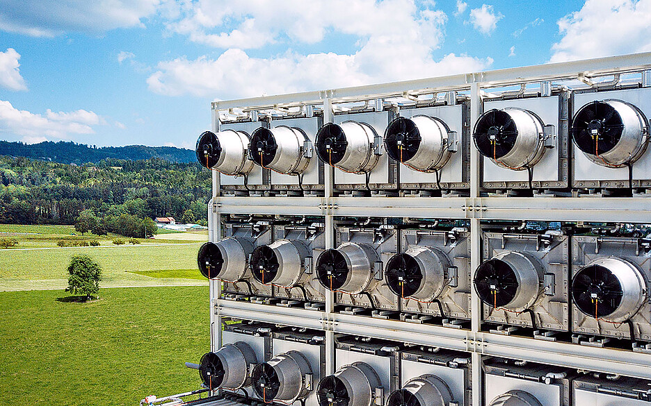 Eine Anlage für die CO₂-Rückgewinnung durch das Direct-Air-Capture-Verfahren in Hinwil ZH der Firma Climeworks. Bild: Climeworks 