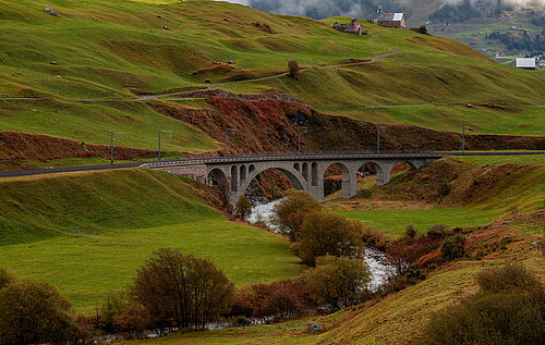Landschaft mit Bahngleis und Brücke
