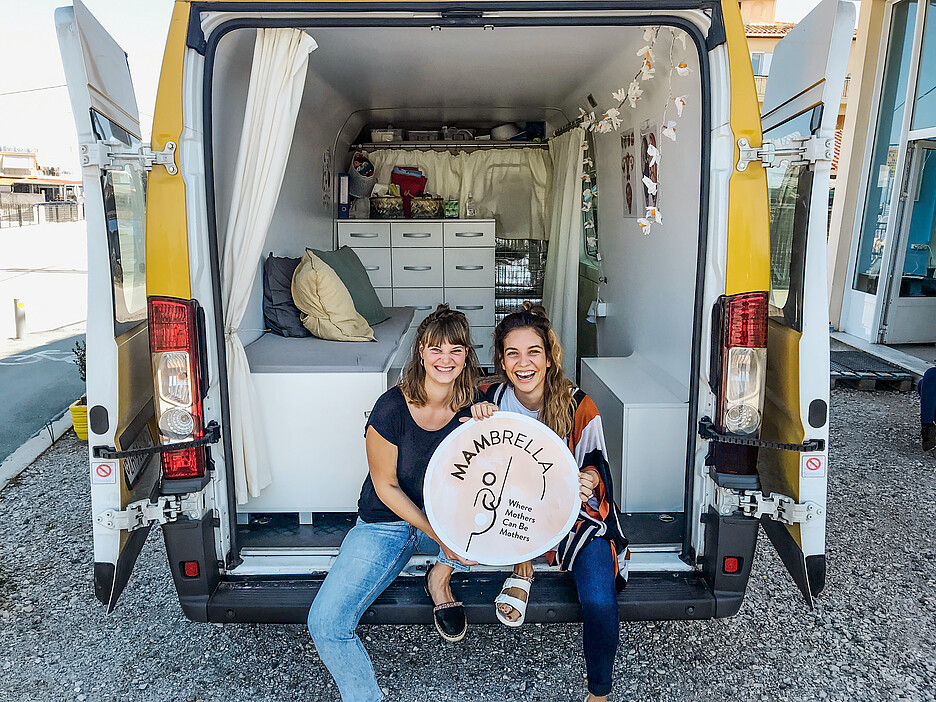 <strong>Eli Reust (r.) und Laura Alemanno, die sich seit ihrem ersten Studientag an der ZHAW kennen, sammelten mit einem Crowdfunding Geld, kauften einen Bus als mobile Hebammenpraxis und fuhren los. </strong>