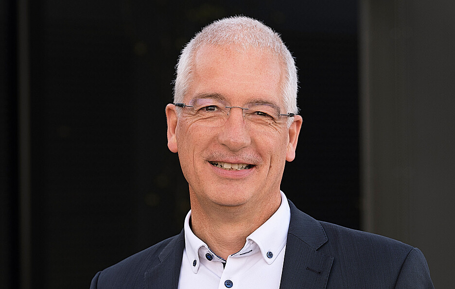 Matthias Meyer from the School of Health Professions is responsible for the Health Economics module, among other tasks. He greatly values practical relevance and thus also the use of artificial intelligence.