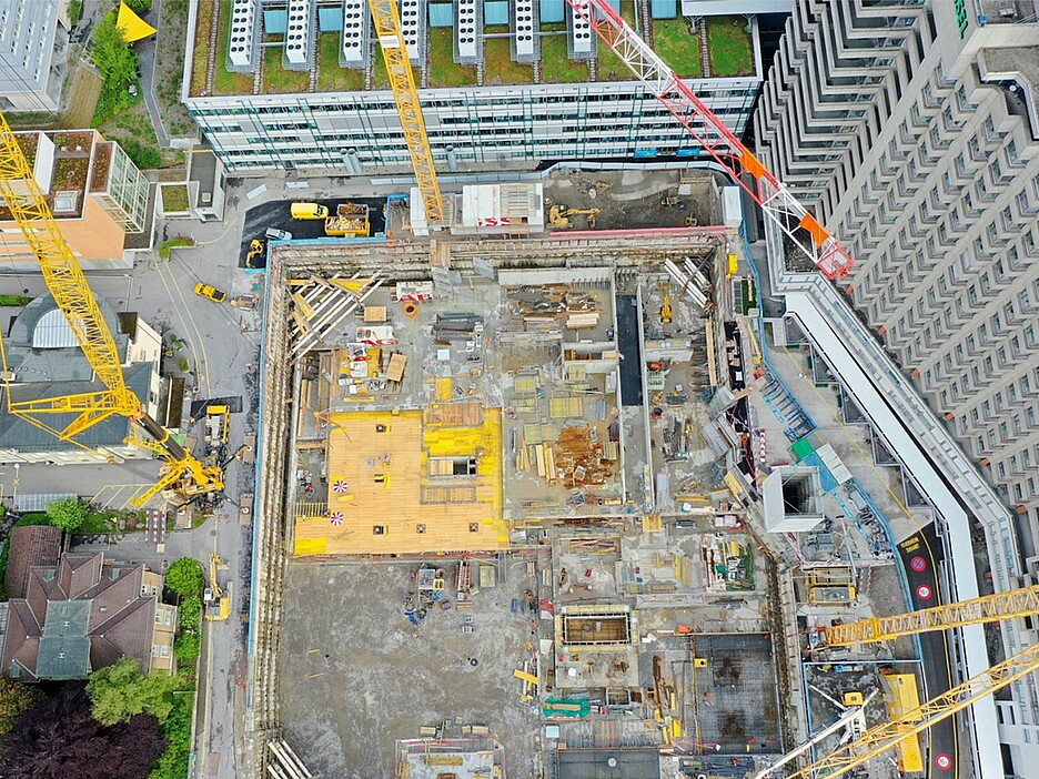Bauprojekte als langfristige aber sehr effiziente Massnahmen: Das neue Hauptgebäude des Inselspitals in Bern wird im «Minergie-P-Eco»-Standard gebaut. / Bildquelle: Inselgruppe (wie auch Titelbild)