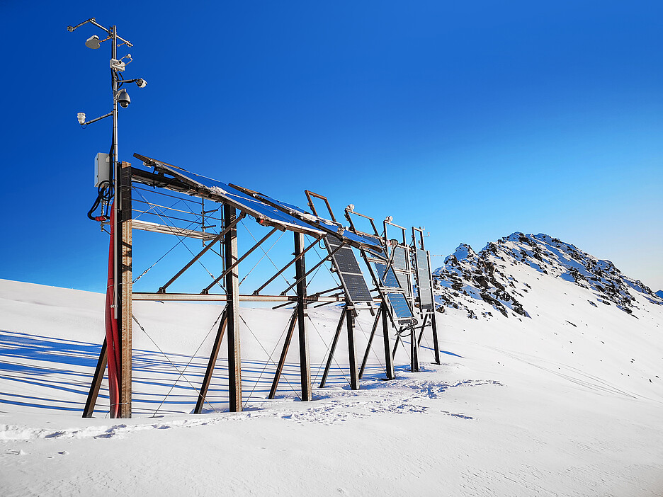 Die alpine Versuchsanlage in Davos-Totalp auf 2500 Meter über dem Meer arbeitet mit doppelseitigen  die (bifazialen) Modulen. Die Rückseite nutzt das vom Schnee reflektierte Licht.