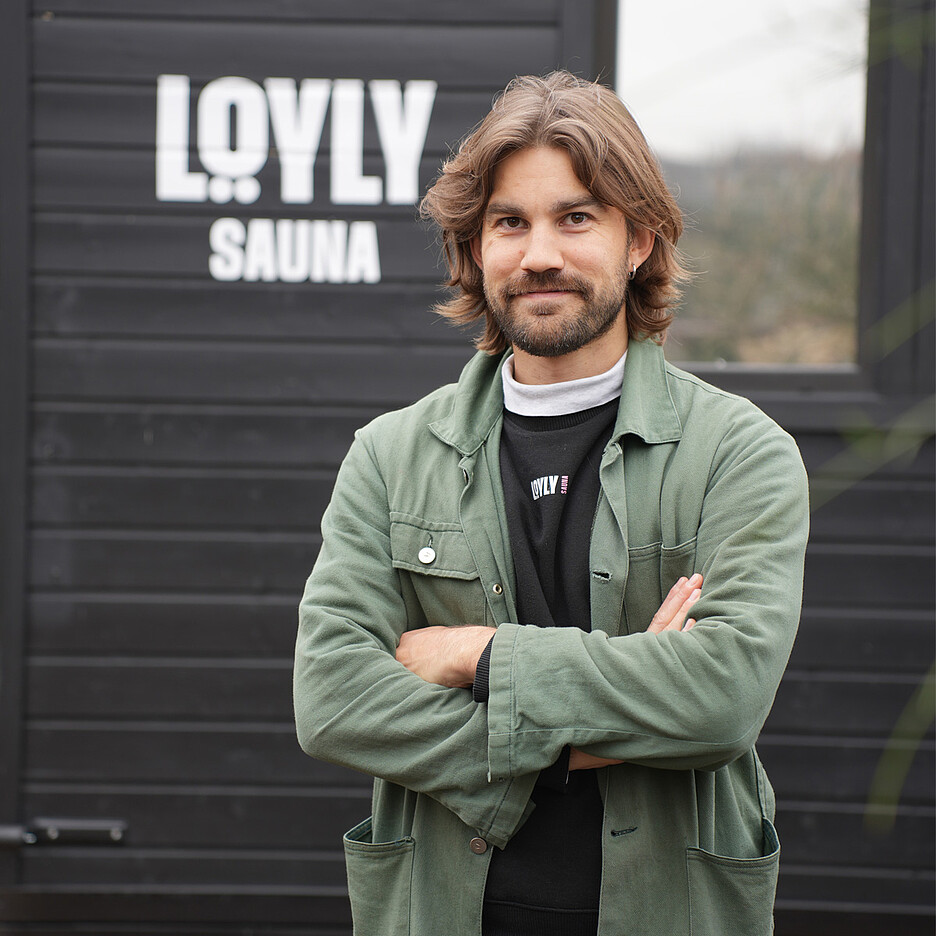 Adrian Neininger vor der Löyly-Sauna am Lagerplatz in Winterthur.