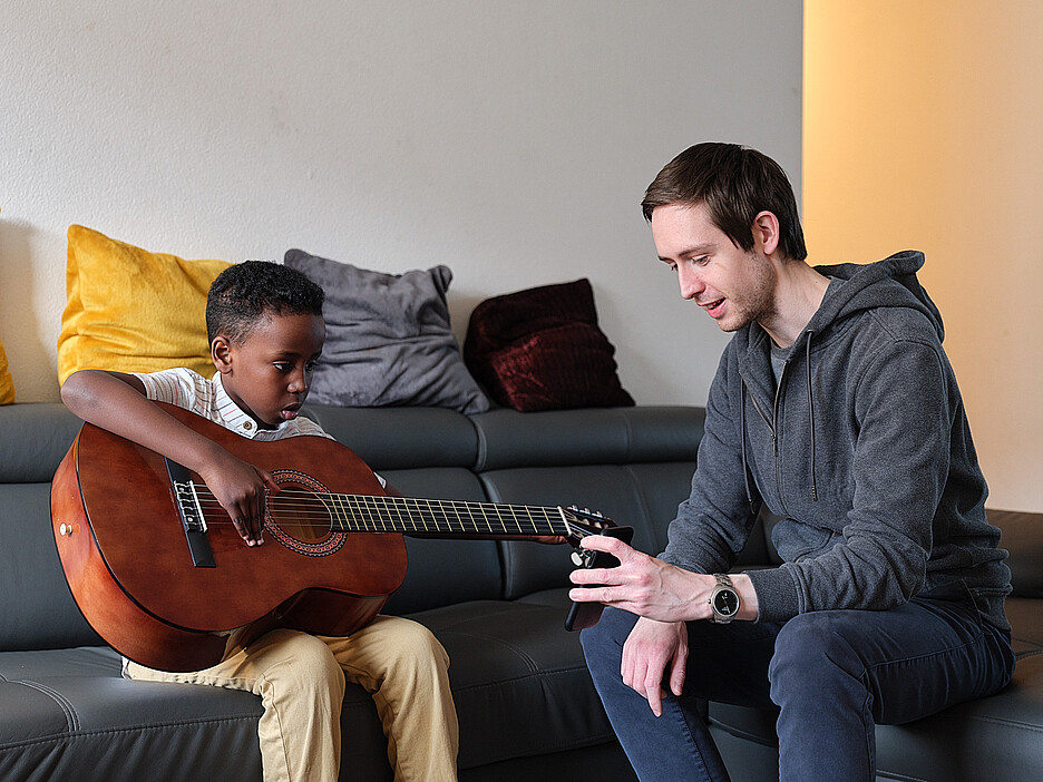 The prospect of practising the guitar together at the end of the lesson provides additional motivation for mentee Yahye.