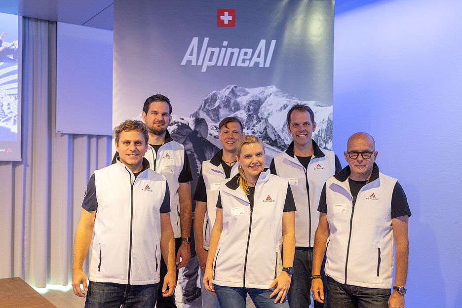 “It is our shared vision to advance the field of AI while upholding the role of humans”: Thilo Stadelmann, member of the board of the ZHAW spin-off AlpineAI at the media conference held at Zurich Airport. / Pictures Moritz Schmid