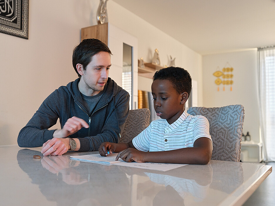 He has always enjoyed tutoring – and now he combines it with social commitment: Business Information Technology student Tobias Wunderlin with eight-year-old Yahye whose family comes from Somalia.