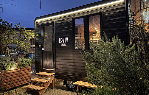 Eine Löyly-Sauna am Abend mit Beleuchtung