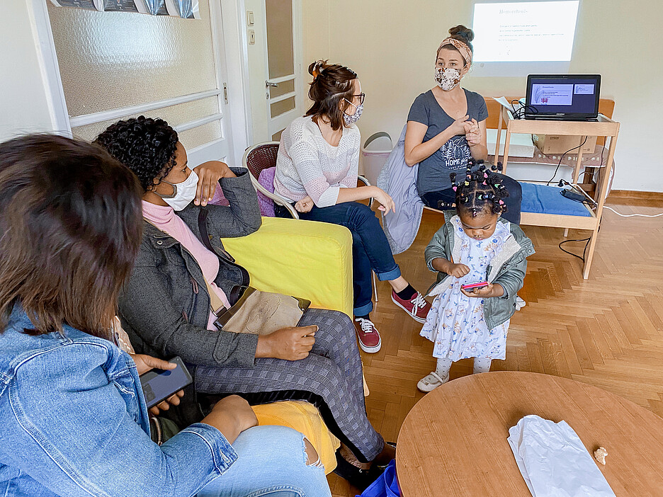 <strong>Neben der direkten Hebammenbetreuung bietet Mambrella gemeinsam mit Amurtel auch Workshops an, in denen die Frauen mehr lernen über Themen wie Verhütung oder den weiblichen Zyklus.</strong>