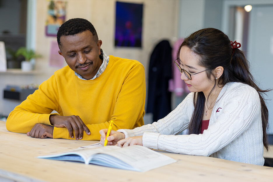 Jemal Yasin und Khulan Meier befassen sich mit deutscher Grammatik.