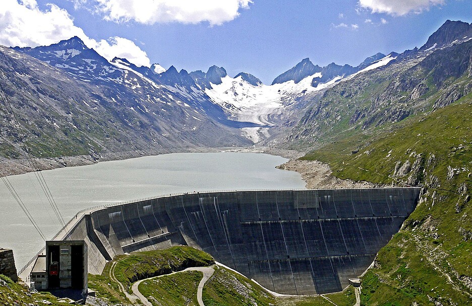 Speicherkraftwerke werden durch natürliche Zuflüsse oder Gletscher gespeist – wie zum Beispiel der Oberaarsee im Kanton Bern.