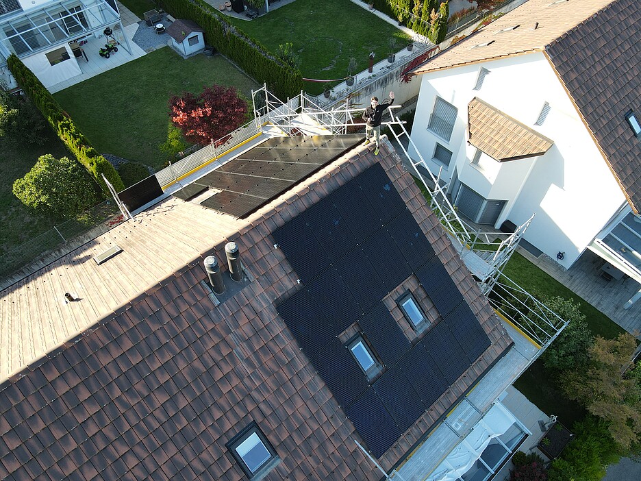 Seit drei Monaten leitet Arturo Bänziger für die CKW Gebäudetechnik Projekte für die Installation von Photovoltaikanlagen auf Dächern von Ein- und Mehrfamilienhäusern.