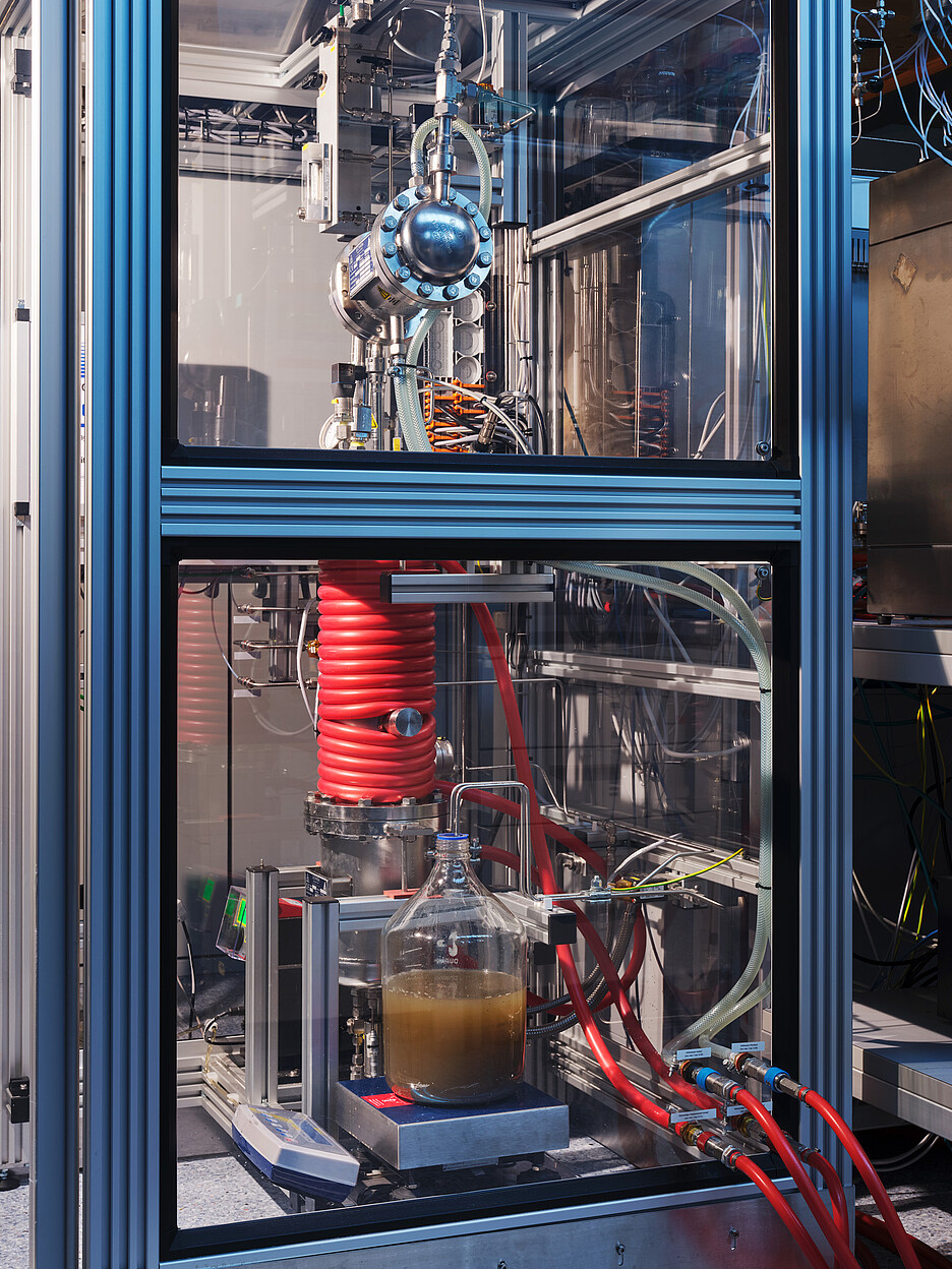 Im Rieselbettreaktor stellen Mikroorganismen aus CO<sub>2</sub> Methan her – ein Power-to-Gas-Verfahren, das weniger Strom benötigt. / Bild Conradin Frei