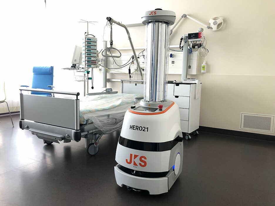 Digitalisierung in der Spitalreinigung: Der Roboter «Hero21» desinfiziert die Patientenzimmer des Universitätsspitals Zürich vollautomatisch mit UV-C-Strahlen. (Bild: USZ) 