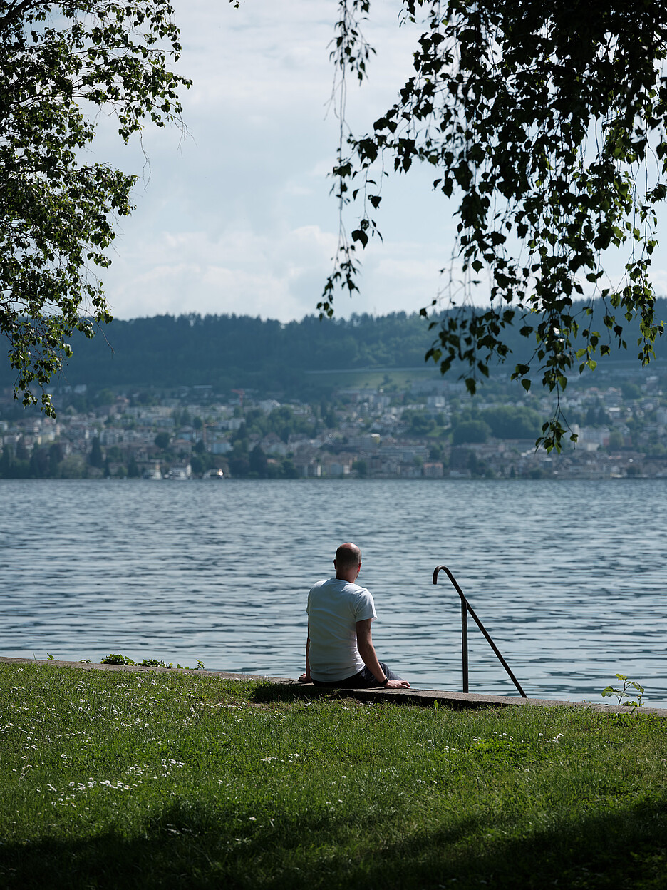 Um auf neue Gedanken zu kommen geht David Ebneter oft an den Zürichsee. / Fotos oben Conradin Frei 