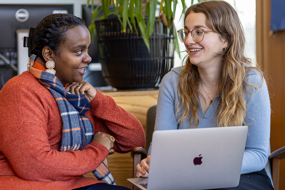Nafisa Abdelbagi und Melissa Kaspar diskutieren über die Leistungsnachweise im Bachelorstudiengang Sprachliche Integration.