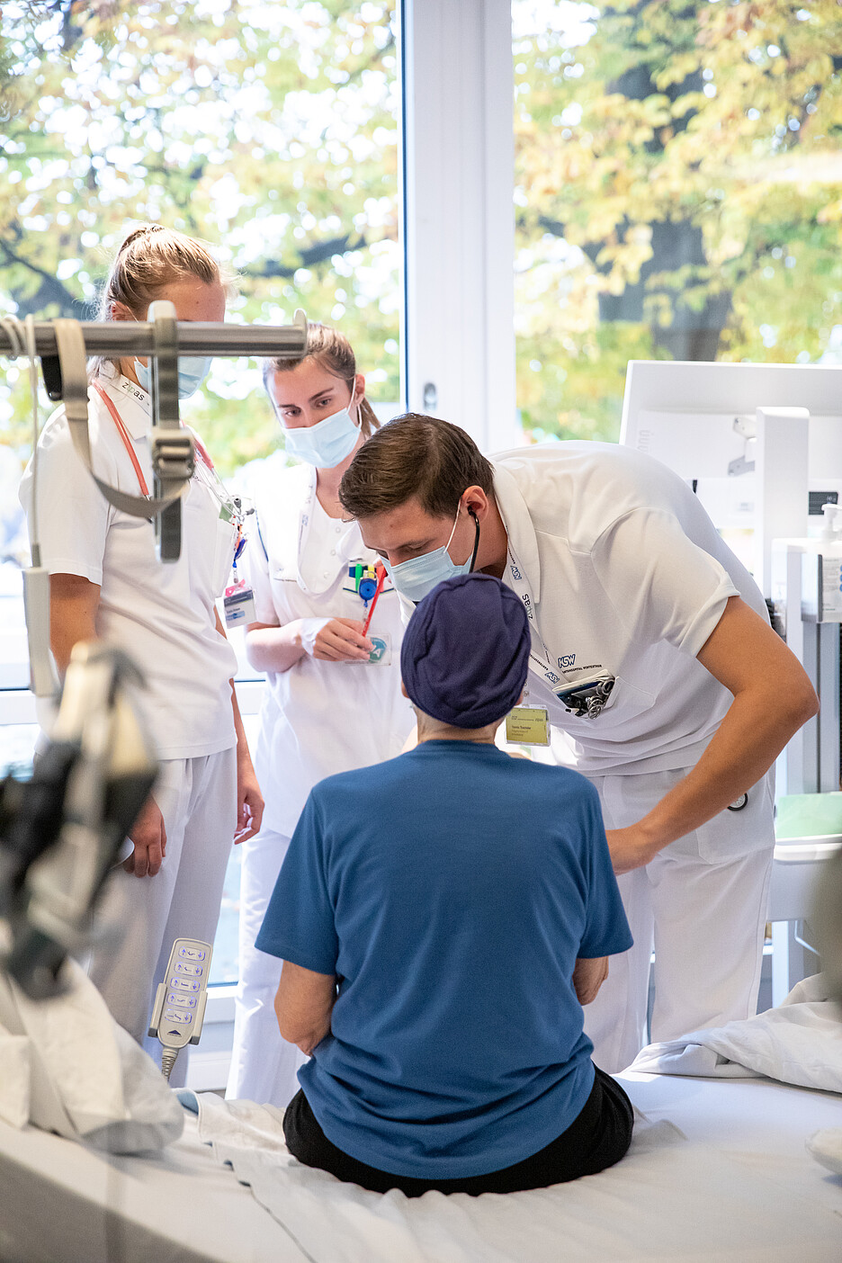 Gemeinsam am Patientenbett: Auf der interprofessionellen Ausbildungsstation ZIPAS am Kantonsspital Winterthur lernen angehende Gesundheitsfachpersonen von-, mit- und übereinander.