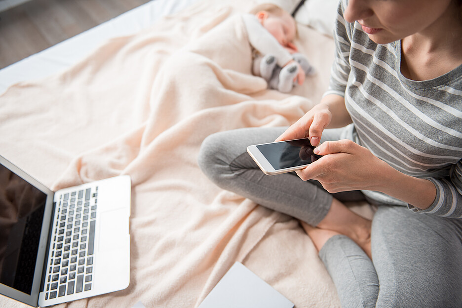 Doch wirkt es sich bereits auf Säuglinge und Kleinkinder aus, wenn Eltern das Smartphone häufig nutzen? / Foto: AdobeStock Yaroslav Astakhov
