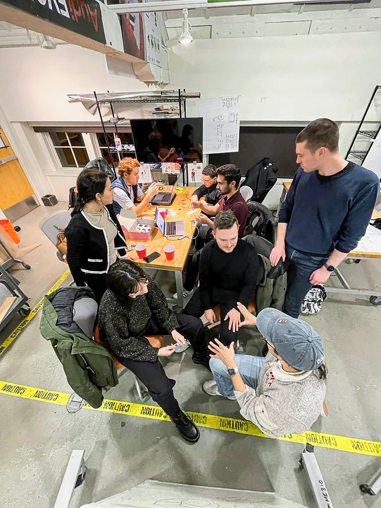 Ideen werden kreiert, verworfen und neue gesucht: Acht ZHAW-Studierende arbeiten in Winterthur und anschliessend an der Stanford University mit dortigen Studierenden an einer sehr offenen Aufgabenstellung. 