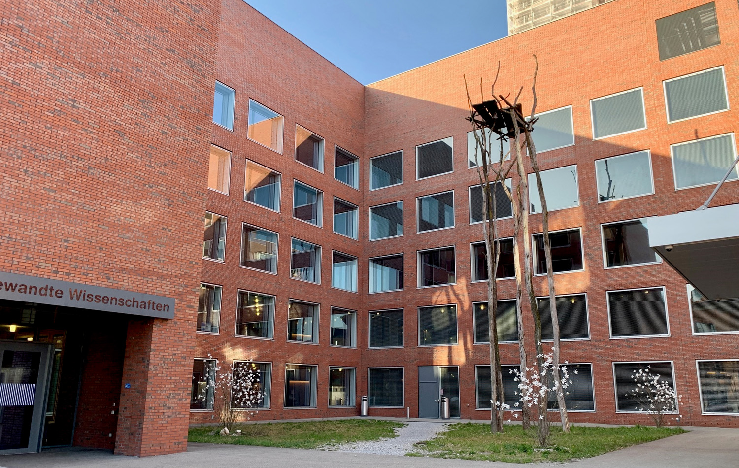 Alice Delorme Benites ist Professorin für Mensch-Maschine-Kommunikation und Leiterin des Instituts für Mehrsprachige Kommunikation.  