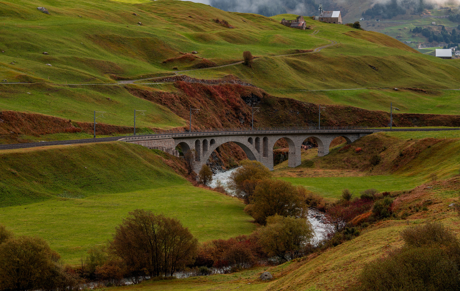 Landschaft mit Bahngleis und Brücke